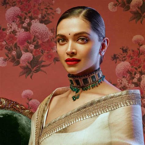 Deepika padukone watch chhapaak movie with meghna gulzar siddhant chaturvedi. Deepika Padukone Hairstyles With Sarees - Style Inspiration!