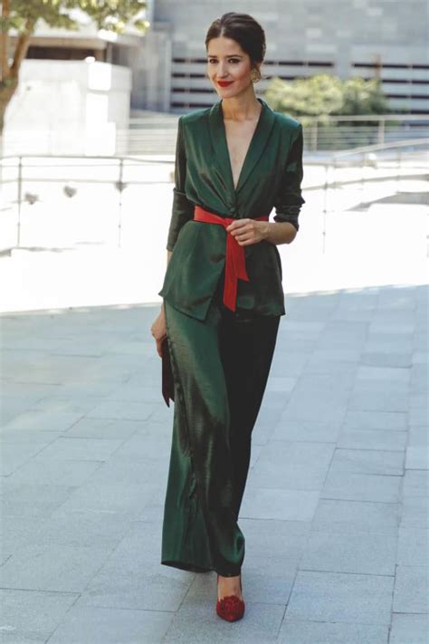 Un traje pantalón es adecuado para una boda, sin embargo, el tipo de traje es lo que separa a un estilo apropiado de un estilo inapropiado. Estos son los pantalones palazzo perfectos para una boda ...