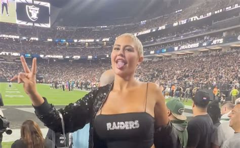 Model Was Kicked Out Of Nfl Game For Flashing The Crowd The Spun