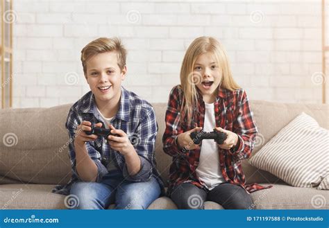 brother sister play game telegraph