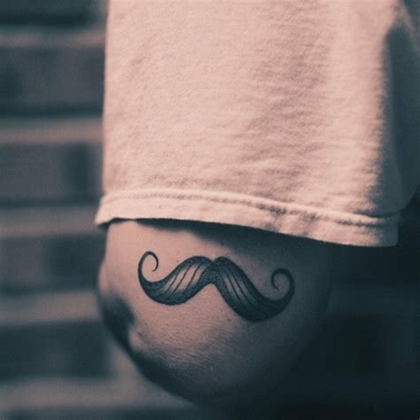Per chi desidera un tattoo piccolo e colorato, non c'è zona migliore del polso, collo o caviglia (volendo anche l'inguine). 1001 + Idee per Tatuaggi piccoli uomo con disegni