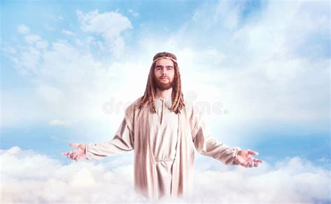 Jesus Christ Con Los Brazos Abiertos Contra El Cielo Nublado Imagen De
