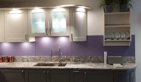 Classic Ex Display Schuller Casa Shaker Style Kitchen With Sensa Granite Bianco Antico Worktops