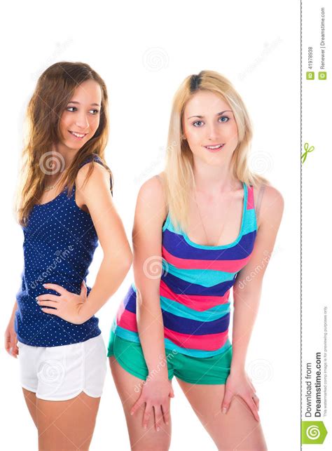 Twee Jonge Meisjes In Korte Broek Op Witte Achtergrond