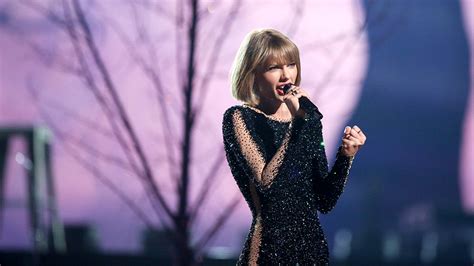Grammys Taylor Swift Performs Out Of The Woods At 2016 Grammys Variety