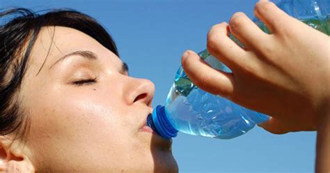 Kekurangan cairan membuat kencing jadi pekat sehingga mudah sekali terjadi kristalisasi atau pengendapan. Minum air putih - The Global Review