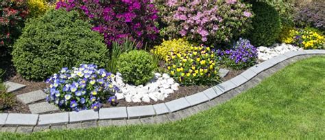Weitere ideen zu vorgarten, gartengestaltung, auffahrt landschaftsbau. Rasenkantensteine setzen: So gelingt's | Gartengestaltung ...