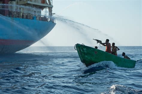 Beveiligers Op Een Vrachtschip Openen Het Vuur Op Somalische Piraten Fhm