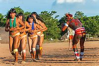 Índio Mataratsi Kalapalo fotografando a dança do Ritual Kuarup na Aldeia Aiha no Parque Indígena