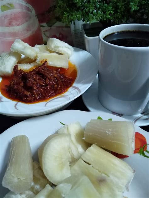 Manihot esculenta) ialah tumbuhan tropika dan subtropika dari famili euphorbiaceae yang terkenal sebagai sumber utama karbohidrat dan daunnya sebagai sayuran. namakucella: UBI KAYU REBUS CICAH SAMBAL BILIS MAKANAN ...