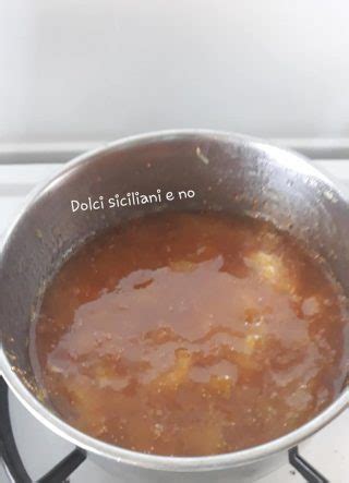 In una ciotola capiente piena di acqua fredda trasferite le fette di limone e lasciatele ammollare per 24 ore. Marmellata di limoni senza buccia - Dolci siciliani e no
