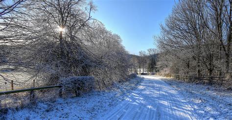 England gelingt es, wieder etwas ruhe ins spiel zu bringen. Image England Yorkshire Winter Nature Snow Roads Fence Trees