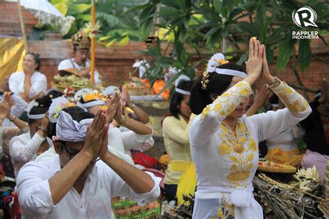 Kitab weda terdiri atas 4 samhita demikianlah artikel dari duniapendidikan.co.id mengenai sejarah masuk menyebarnya agama hindu budha : FOTO: Pura Tri Hita Karana yang dikagumi warga Berlin