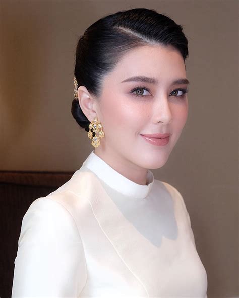 จะพาทุกคนมาดูเรื่องราวของ มาติกา อรรถกรศิริโพธิ์ หรือ บี เธอเป็นลูกสาวของ พลตรีพิ ษ ณุ ที่ปรึกษาลอน. อัลบั้มภาพ งานแต่ง บี มาติกา ควง ไฮโซกร เข้ารับพระราชทาน ...