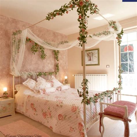 Ogni collezione gbs (cuori, grande fiocco, bondelmonti, corsetti, fiocco, romantico, gilioli, fiocco e nastri) prevede la versione classica e fiorita, con o senza baldacchino, ed è disponibile come letto singolo, una piazza e mezzo, francese, matrimoniale o su misura…. I Letti di GBS. Ferro battuto e decorato a mano. Design ...