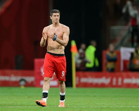 This attacking performance currently places them at 1st out of 370 for bundesliga players who've played at least 3 matches. Zdjęcia: Lewandowski ma nie gorsze ciało od Ronaldo. Byłby ...