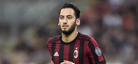 Bein manşet programında galatasaray'ın hakan çalhanoğlu'nu transfer etmek istediği yönündeki haber değerlendirildi. Hakan Çalhanoğlu'ndan Galatasaraylıları heyecanlandıran ...