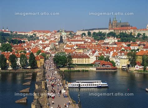 チェコ カレル橋とプラハ城の写真素材 [3383361] イメージマート