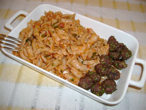 Yazın tarla domateslerinin bol olduğu mis gibi fesleğen yapraklarının aromasıyla pişen napoliten sosun tadına doyum olmaz. HAYATIN TATLARI: Nisan 2011