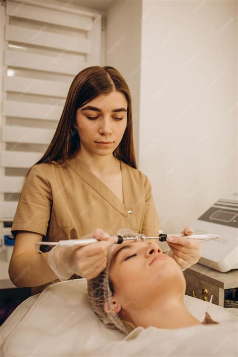 Premium Photo Beautician Cosmetologist Makes A Procedure On The Face
