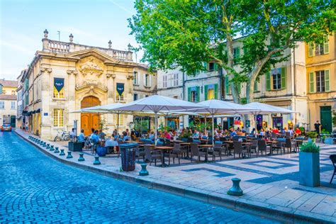 Un policier a été tué par des tirs lors d'une opération de police à avignon selon le dauphiné. Avignon - die Stadt der Päpste in der Provence