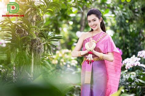 Mew suppasit, gulf kanawut, kenji wasin, mild suttinut, kokliang, hiter natthad… cả 10 ứng viên tham gia thực tập sẽ phải trải qua 3 giai đoạn từ thử việc lễ tân, phục vụ nhà bếp cũng như dọn dẹp phòng. Nét độc đáo qua từng bộ trang phục truyền thống Thái Lan