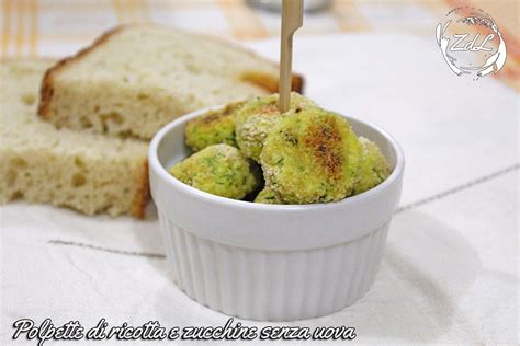 Queste polpettine preparate con zucchine cruda grattugiata amalgamate a ricotta, uova, parmigiano e romano, possono essere servite anche come contorno. Polpette di ricotta e zucchine senza uova cotte al forno