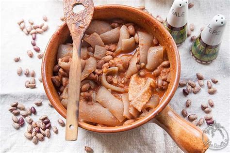 Unire le cotenne asciugate e subito dopo i fagioli e far insaporire a calore moderato per 10 minuti. Fagioli con le cotiche | IdeeRicette