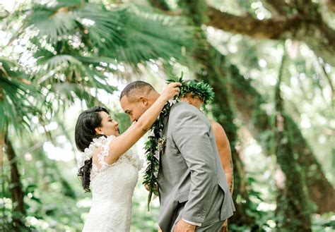 Make sure to stand out at wedding, graduation or any. Hawaiian Wedding: Bride & Groom Lei Exchange / Bridal Lei ...