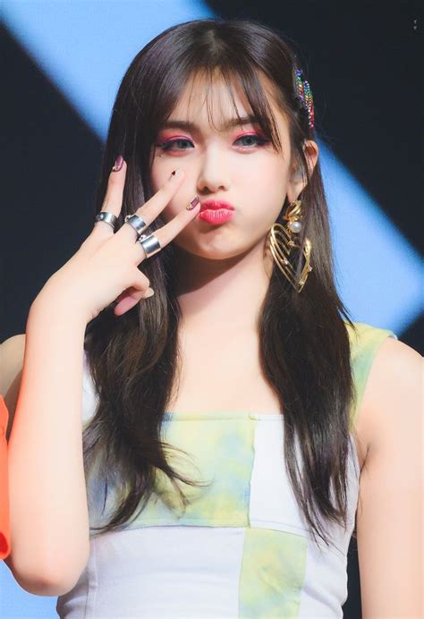 Aisha is a member of everglow. 190819  #EVERGLOW #AISHA | Everglow aisha ...