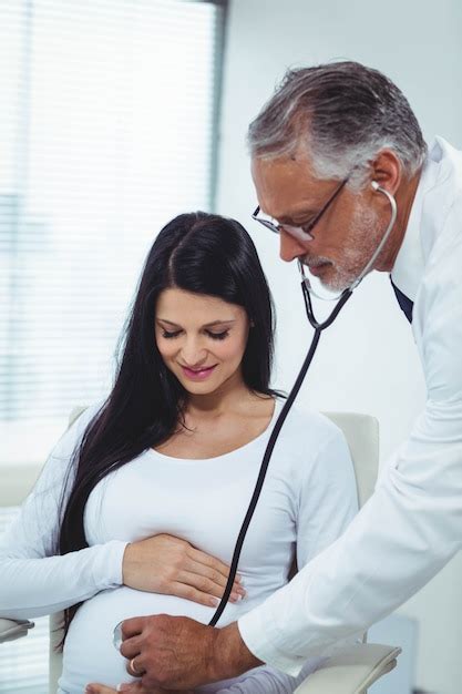 Premium Photo Doctor Examining Pregnant Woman With A Stethoscope In