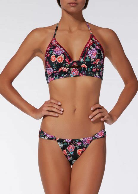 Costume da bagno calzedonia 2020 con reggiseno a triangolo con coppe imbottite impreziosite da micro paillettes abbinato alla brasiliana con i fiocchi laterali anch'essi decorati da paillettes. Costumi Calzedonia 2018 Catalogo Bikini e Costumi interi