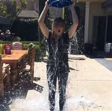 Chloe Moretz Completes Als Ice Bucket Challenge Daily Mail Online