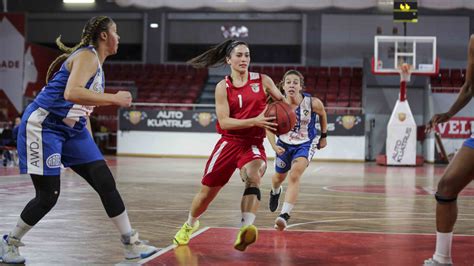 O da conquista consecutiva de campeonatos nacionais, durante sete épocas e o da conquista de mais campeonatos durante um período temporal (10 títulos em 11 anos). Basquetebol feminino Três Jogadoras cinco Ideal - SL Benfica
