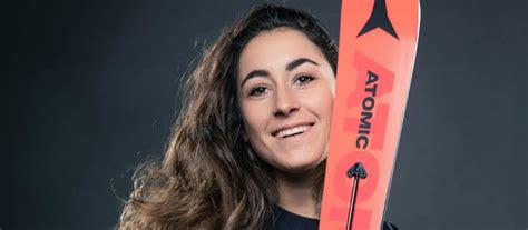 Ester ledecká se původně věnovala především snowboardingu, ale v posledních letech začal sbírat i velké úspěchy. Goggia Wins Third Straight Downhill
