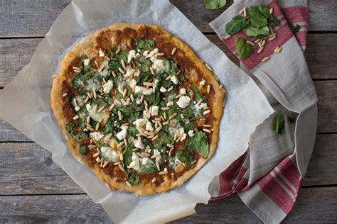 Dette er en pizzavariant for voksne, med spinat og skiver av røkelaks dandert på toppen. Vegetarpizza med raud pesto, spinat og feta - Oppskrift ...