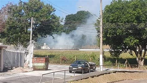 Fumaça de incêndio invade Rodovia Presidente Dutra em Taubaté Band
