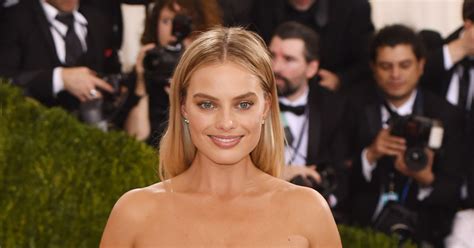 Off With Her Hair Margot Robbie Is Unrecognisable As A Pockmarked