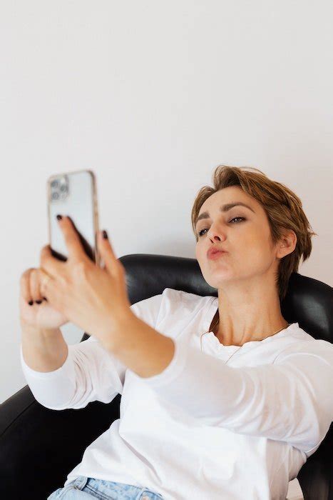 Best Selfie Poses To Transform Your Social Media Account