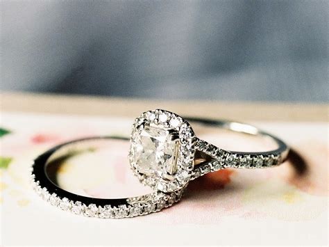 Hence, it can become a bit confusing to know how to wear them. The 5 Times You Shouldn't Wear Your Wedding Ring