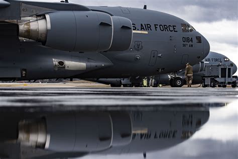 Scroll down for image gallery. C-17 Globemaster III pre-flight inspection | Defence Forum ...