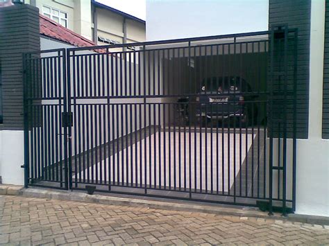 Desainnya simpel, simetrik, khas minimalis. BENGKEL LAS SUKA HATI | menerima pesanan pagar rumah ...