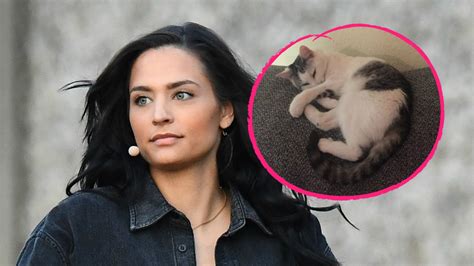 Amira pocher wird von sebastian pannek nach rollschuh auftritt kritisiert stern de. Amira Pocher weint bitterlich: Ihre Katze ist gestorben ...