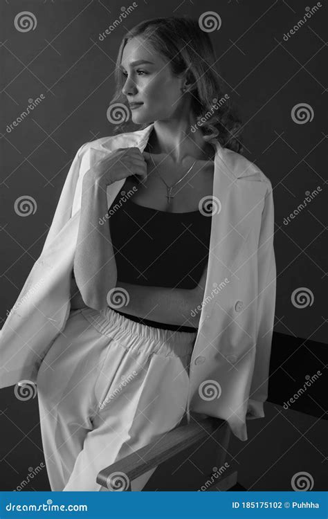 Femme De Mode Belle Salope élégante Dans Le Costume Blanc Classique Vêtements à La Mode De