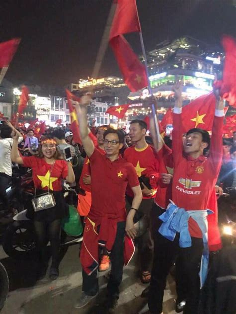 Nguyễn đình trụ quan nhà lê trung hưng. Phó thủ tướng Vũ Đức Đam trổ tài đá bóng trên sân tập