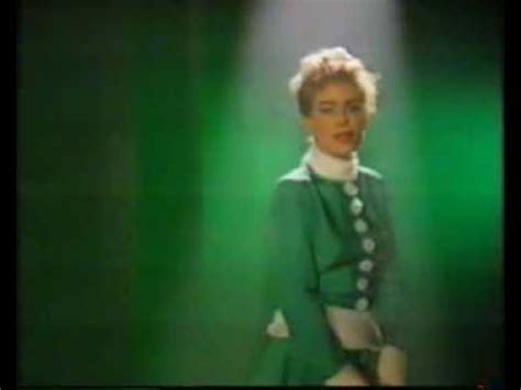 Pernilla wahlgren og emilio ingrosso var et av sveriges hotteste par. Pernilla Wahlgren - När Det Lider Mot Jul (1990) - YouTube