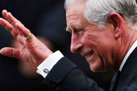 El príncipe Carlos de Inglaterra está "aislado y asustado" con el