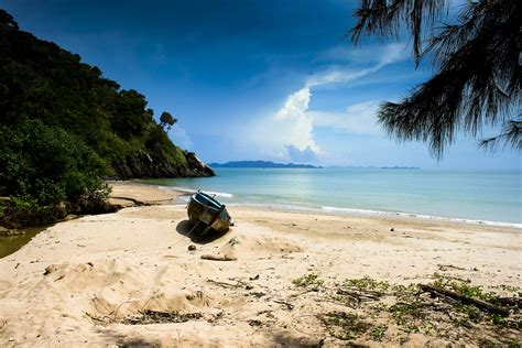 Ko lanta (เกาะลันตา) is an island off the andaman coast of southern thailand. Koh Lanta - Island in Thailand - Thousand Wonders