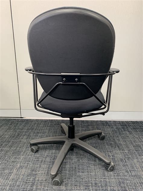 Uno, designed by renowned sculptor charles perry, offers an effortless hammock suspension that leaves a smile on your face. Steelcase UNO High Back in Black