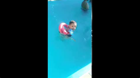 Nadando Na Piscina Youtube